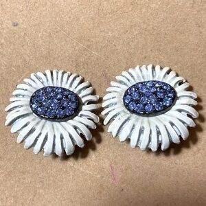 VTG BSK Jewelry Clip om Earrings White Enamel Daisy Floral Blue Rhinestones